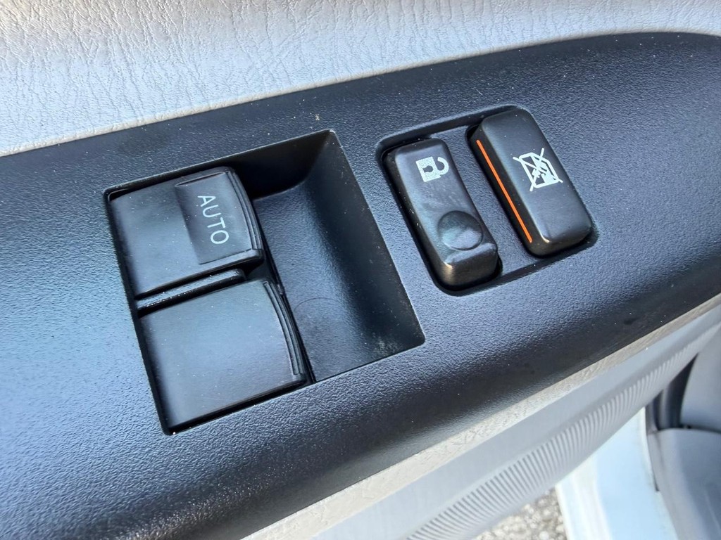 Toyota Tacoma Vehicle Full-screen Gallery Image 37