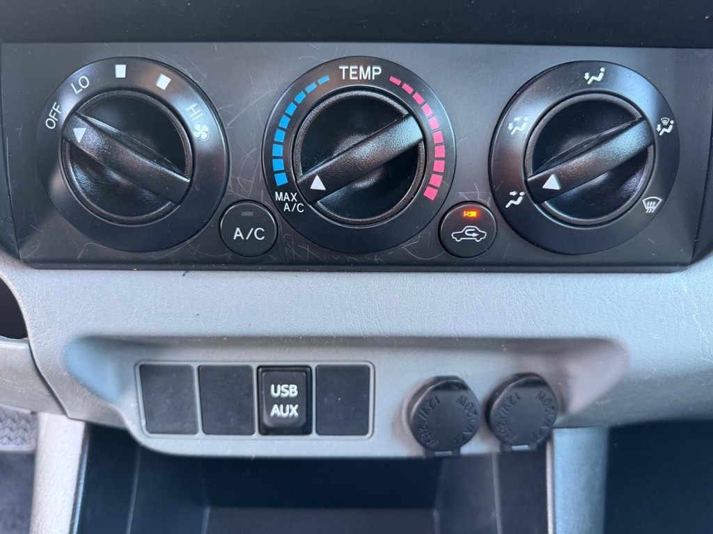 Toyota Tacoma Vehicle Full-screen Gallery Image 38