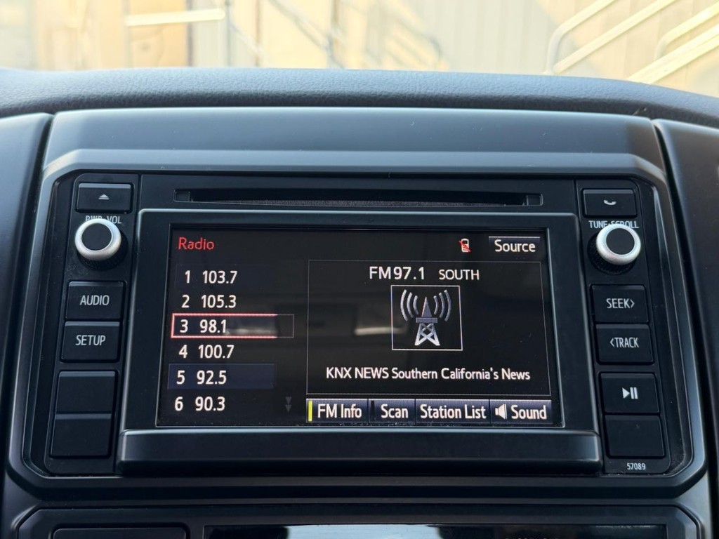 Toyota Tacoma Vehicle Full-screen Gallery Image 39