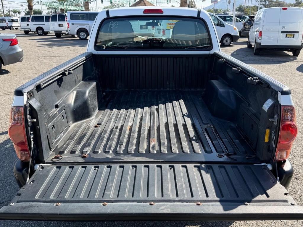 Toyota Tacoma Vehicle Full-screen Gallery Image 41