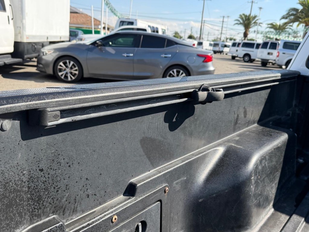 Toyota Tacoma Vehicle Full-screen Gallery Image 43