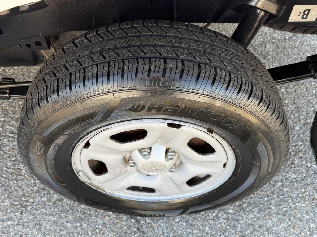 Toyota Tacoma Vehicle Full-screen Gallery Image 45