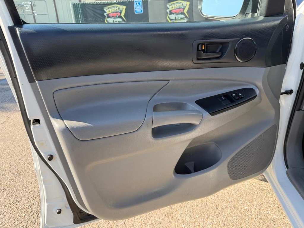 Toyota Tacoma Vehicle Full-screen Gallery Image 15