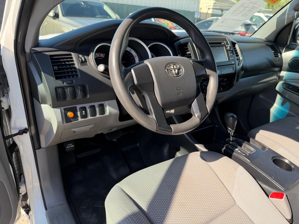 Toyota Tacoma Vehicle Full-screen Gallery Image 16