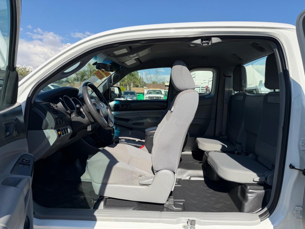 Toyota Tacoma Vehicle Full-screen Gallery Image 17