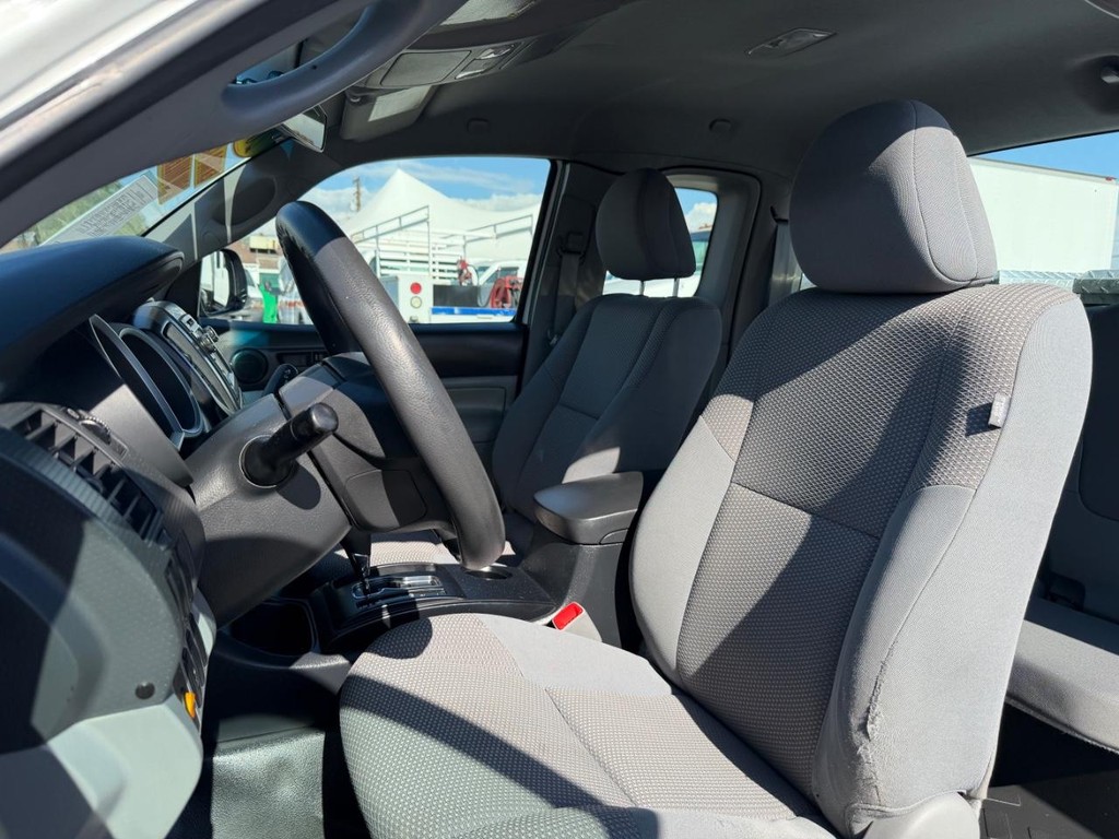 Toyota Tacoma Vehicle Full-screen Gallery Image 18