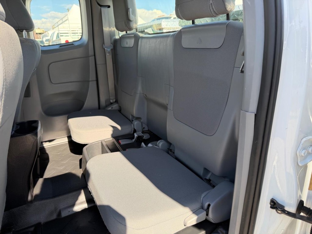 Toyota Tacoma Vehicle Full-screen Gallery Image 20