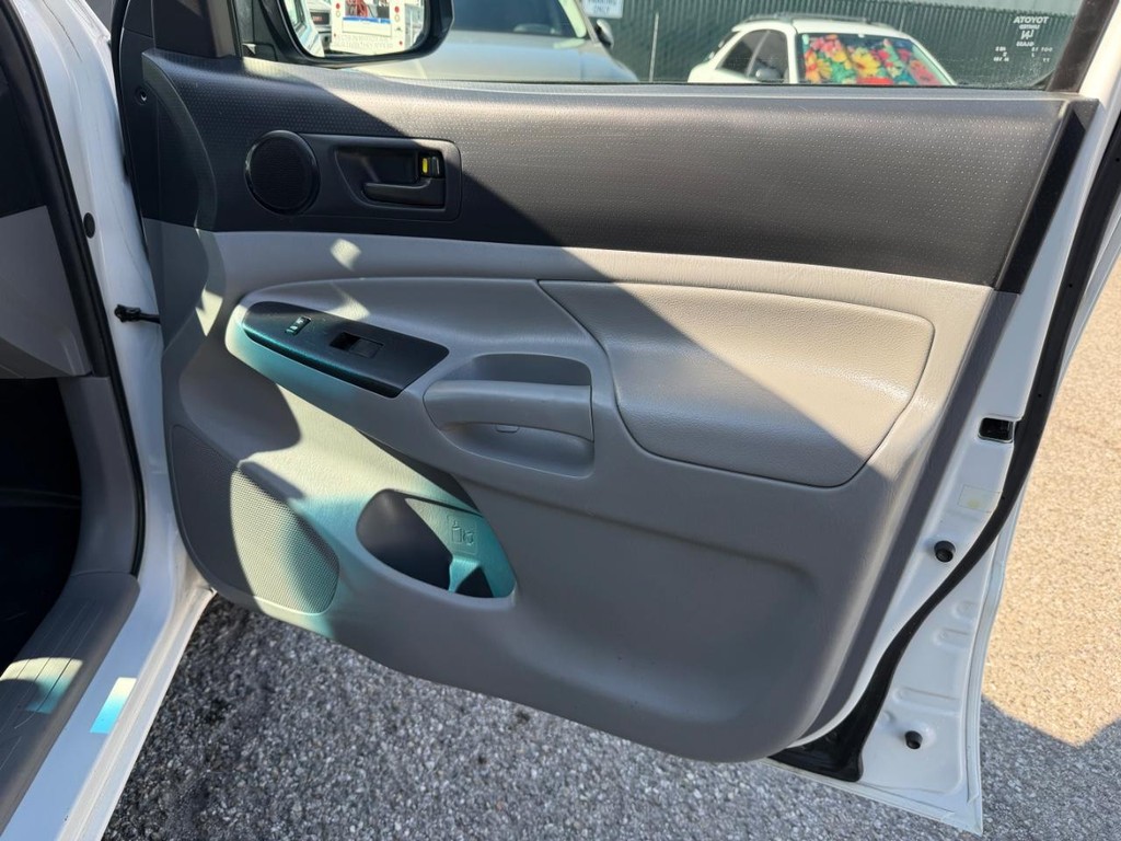 Toyota Tacoma Vehicle Full-screen Gallery Image 23