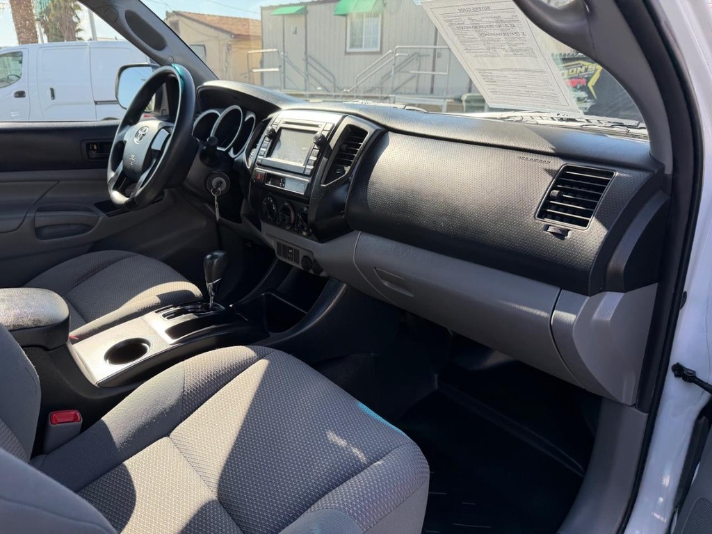 Toyota Tacoma Vehicle Full-screen Gallery Image 24