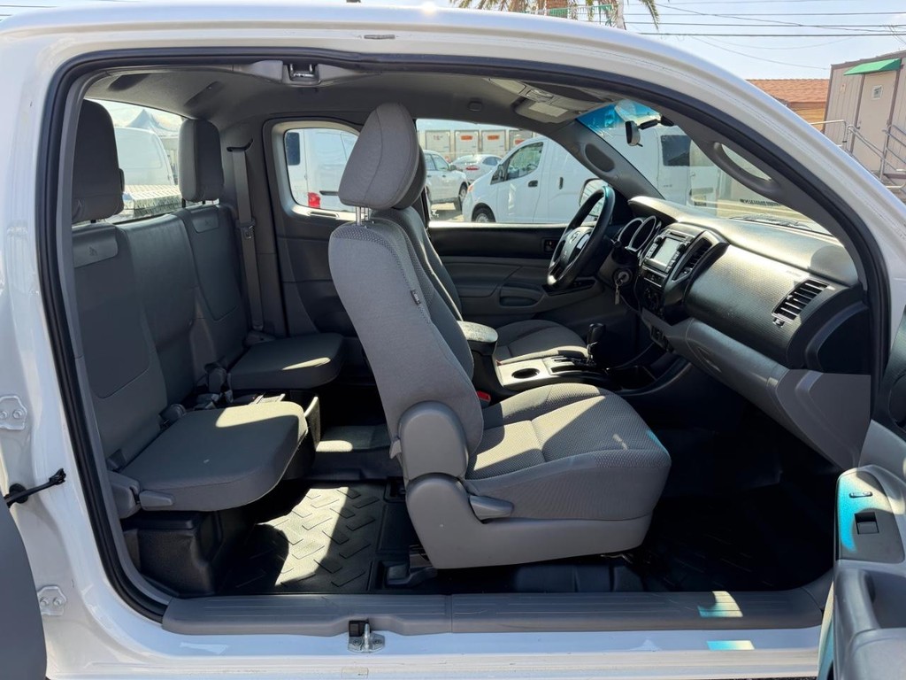 Toyota Tacoma Vehicle Full-screen Gallery Image 25