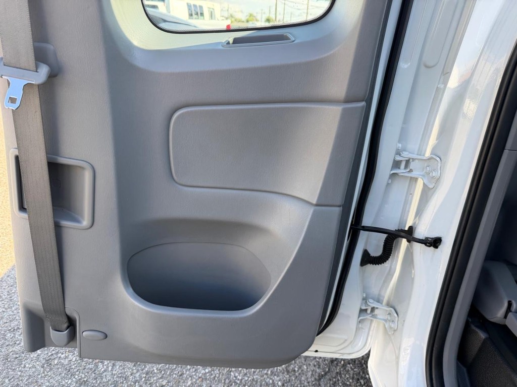 Toyota Tacoma Vehicle Full-screen Gallery Image 27