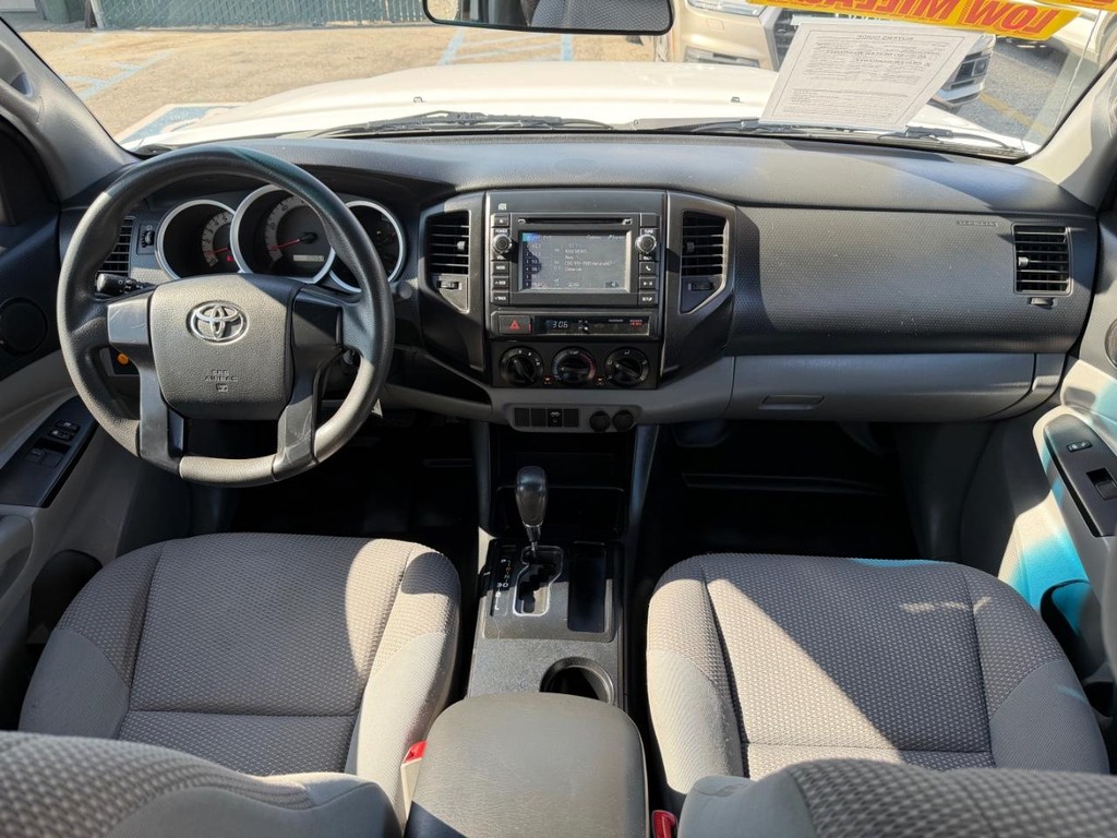 Toyota Tacoma Vehicle Full-screen Gallery Image 29