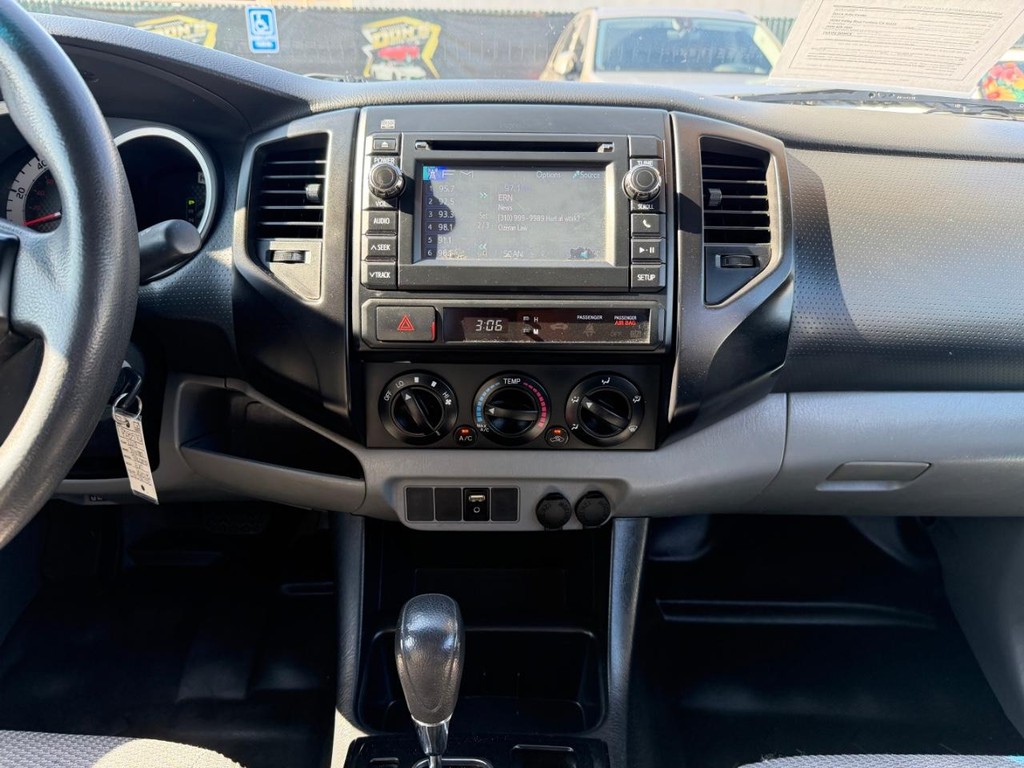 Toyota Tacoma Vehicle Full-screen Gallery Image 31