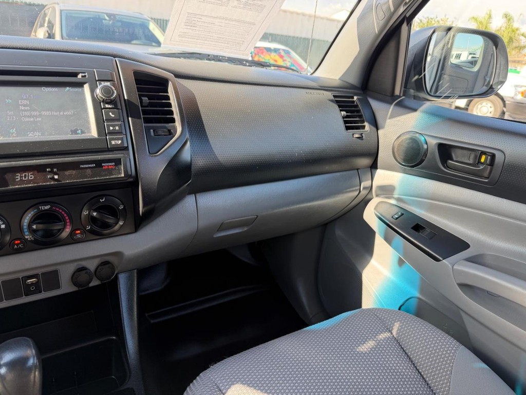 Toyota Tacoma Vehicle Full-screen Gallery Image 32