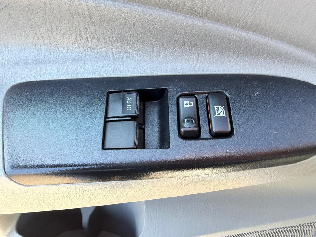 Toyota Tacoma Vehicle Full-screen Gallery Image 35