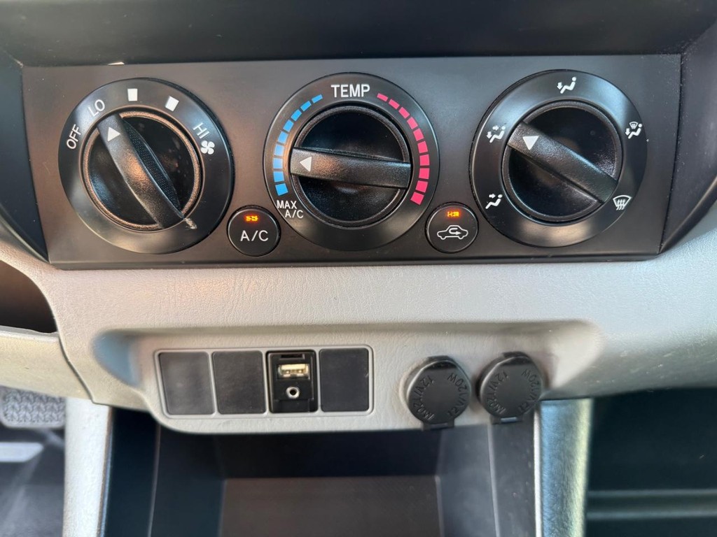 Toyota Tacoma Vehicle Full-screen Gallery Image 36