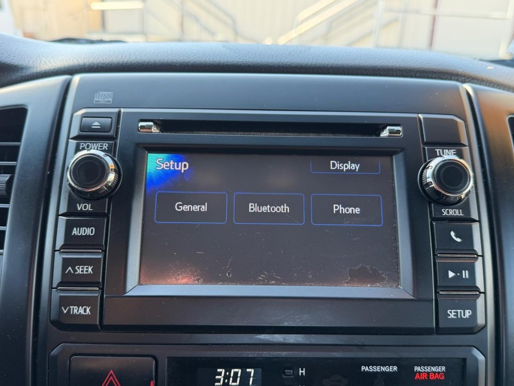 Toyota Tacoma Vehicle Full-screen Gallery Image 38