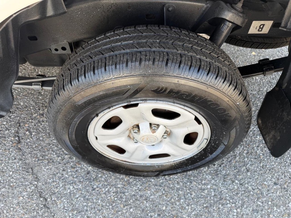 Toyota Tacoma Vehicle Full-screen Gallery Image 42