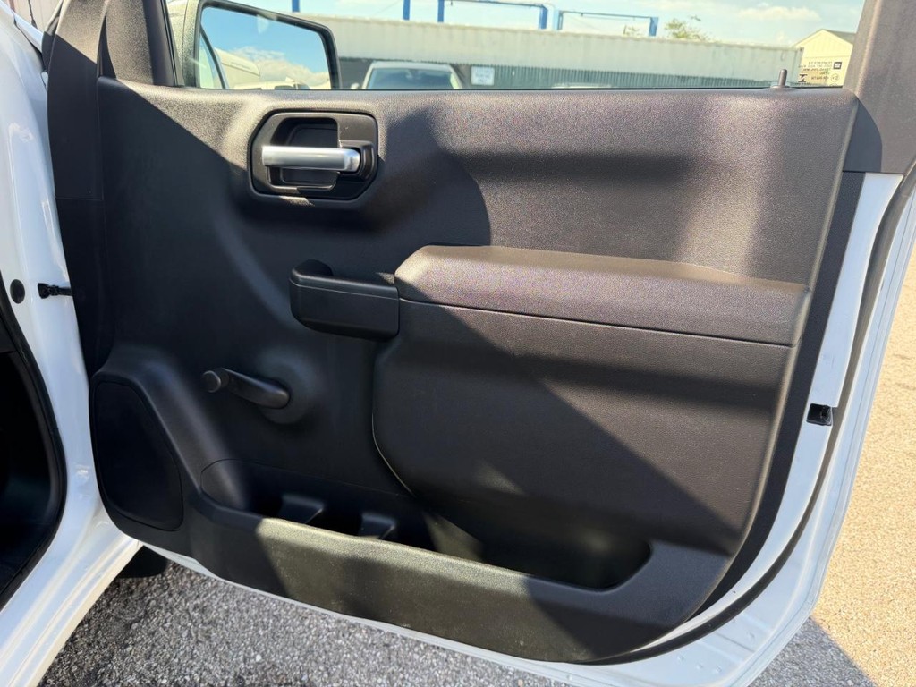 Chevrolet Silverado 1500 Vehicle Full-screen Gallery Image 19