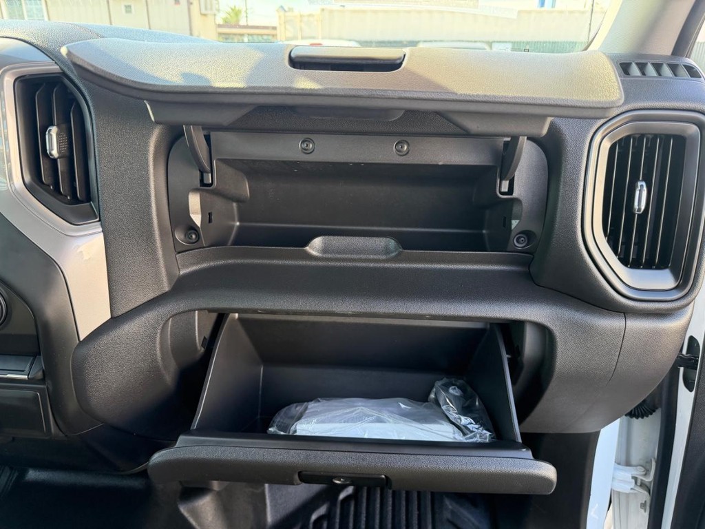 Chevrolet Silverado 1500 Vehicle Full-screen Gallery Image 25