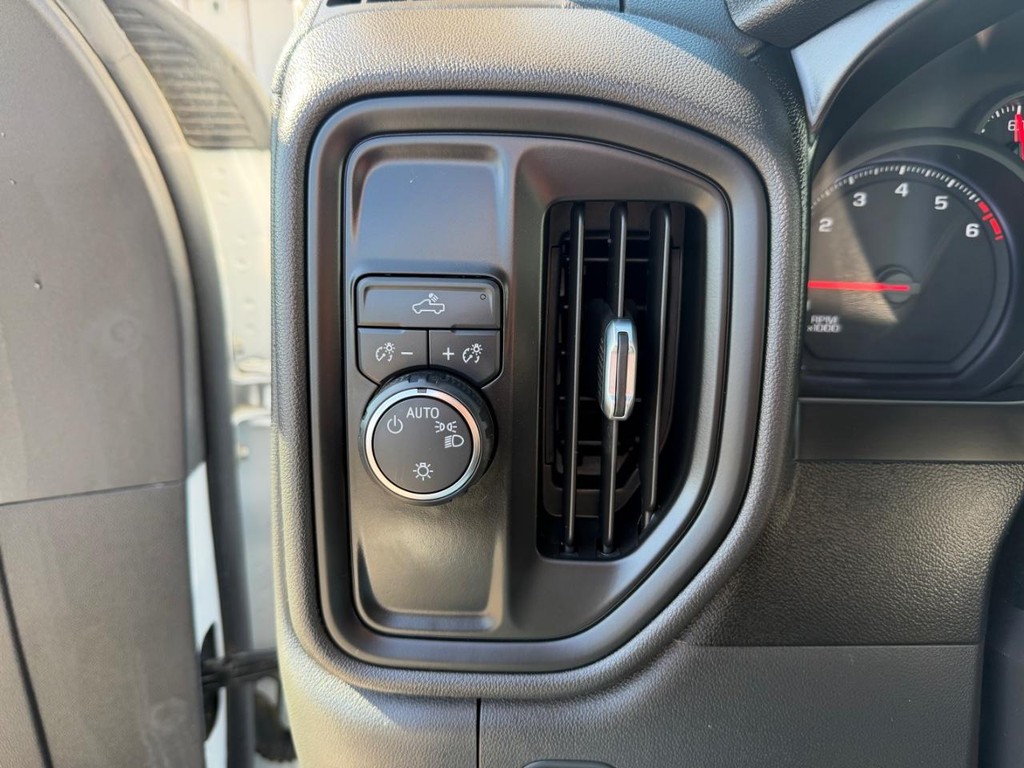 Chevrolet Silverado 1500 Vehicle Full-screen Gallery Image 28