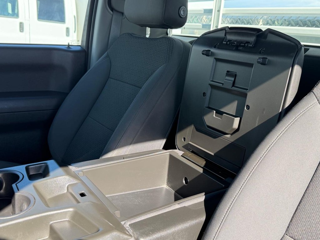 Chevrolet Silverado 1500 Vehicle Full-screen Gallery Image 32