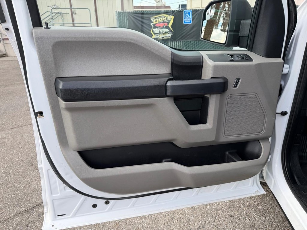 Ford F-150 Vehicle Full-screen Gallery Image 15