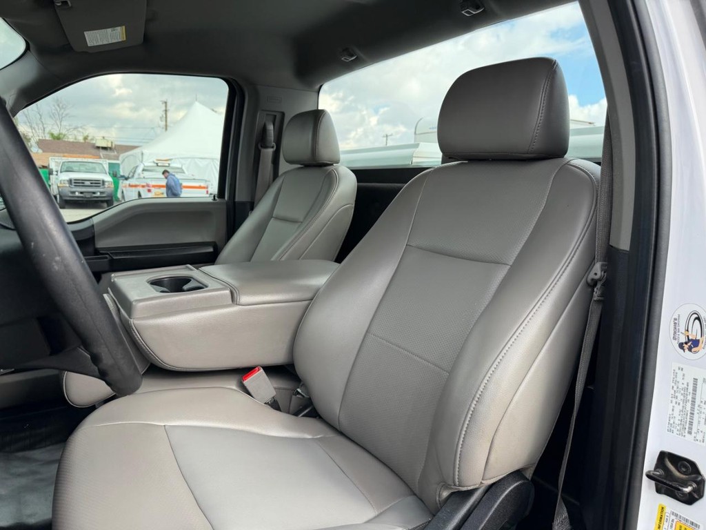 Ford F-150 Vehicle Full-screen Gallery Image 18