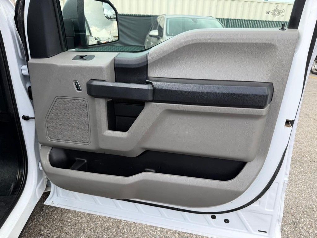 Ford F-150 Vehicle Full-screen Gallery Image 19