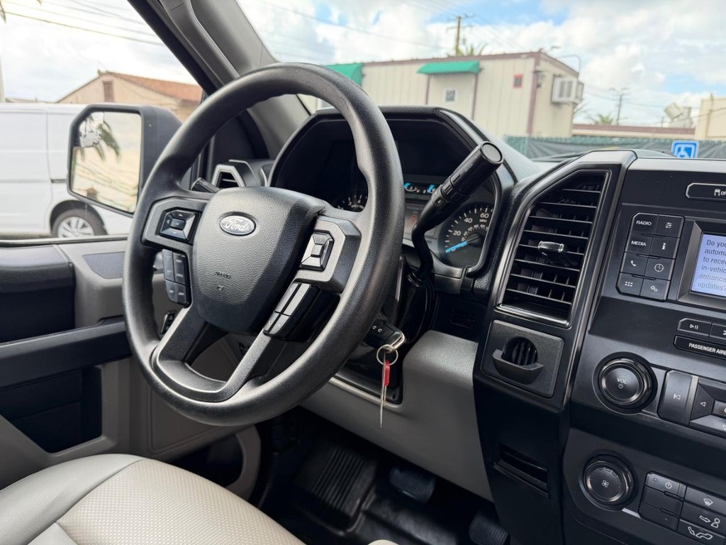 Ford F-150 Vehicle Full-screen Gallery Image 23