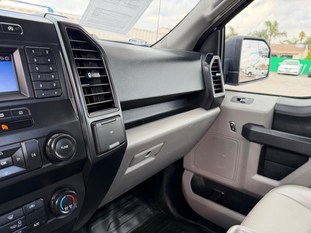 Ford F-150 Vehicle Full-screen Gallery Image 25