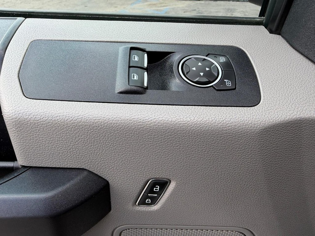 Ford F-150 Vehicle Full-screen Gallery Image 26