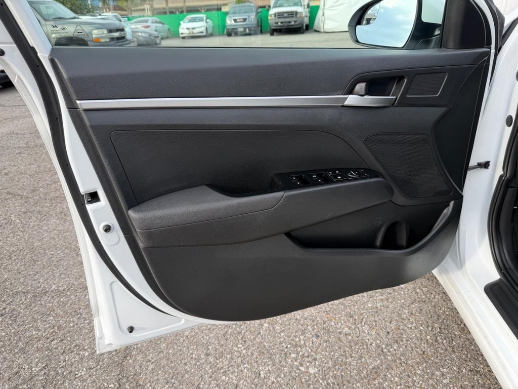 Hyundai Elantra Vehicle Full-screen Gallery Image 15