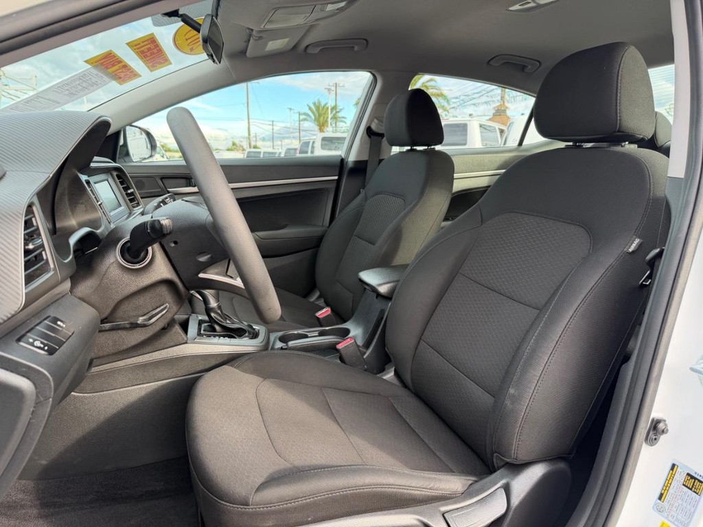 Hyundai Elantra Vehicle Full-screen Gallery Image 18