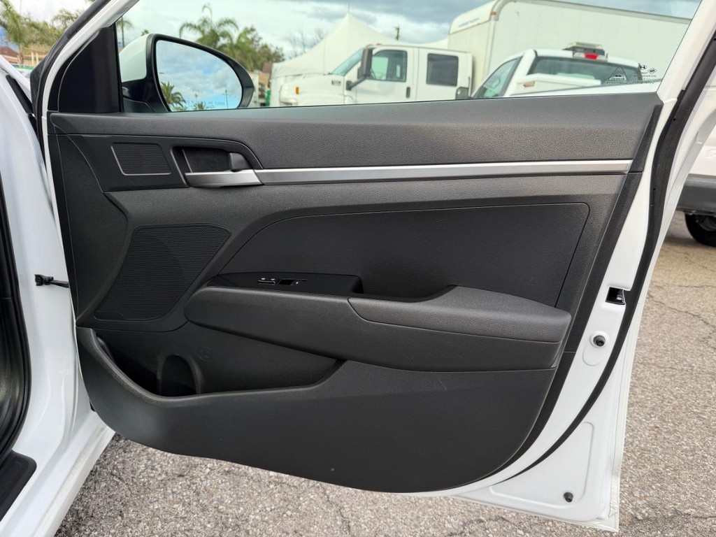 Hyundai Elantra Vehicle Full-screen Gallery Image 19