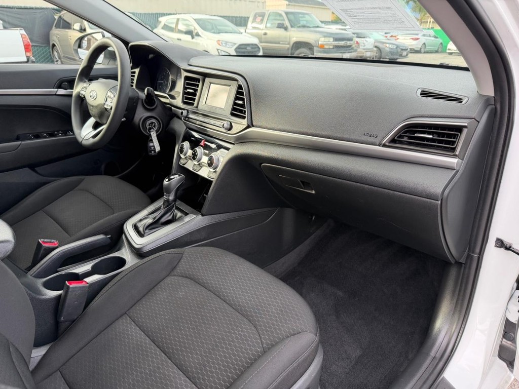 Hyundai Elantra Vehicle Full-screen Gallery Image 20