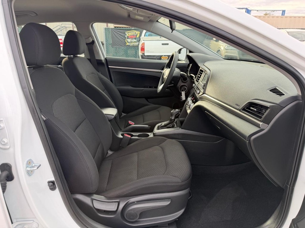 Hyundai Elantra Vehicle Full-screen Gallery Image 21