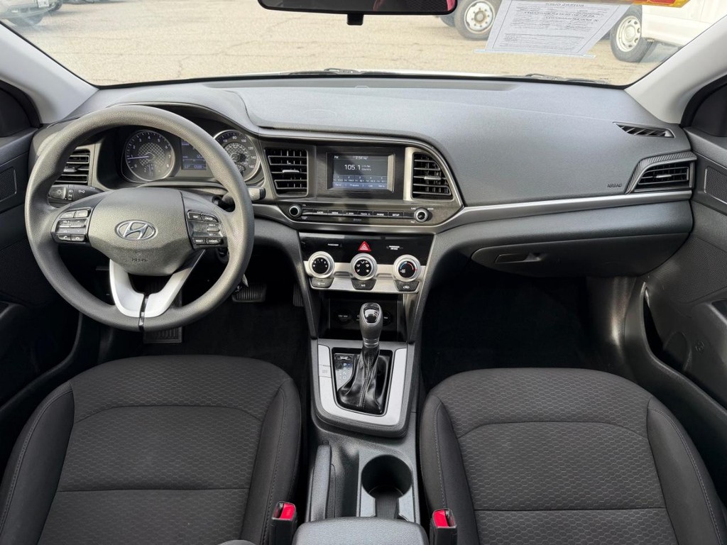 Hyundai Elantra Vehicle Full-screen Gallery Image 23