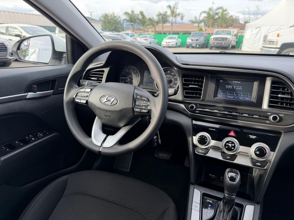 Hyundai Elantra Vehicle Full-screen Gallery Image 24