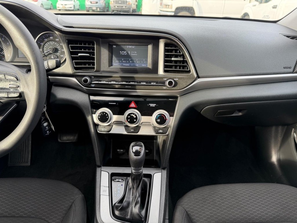 Hyundai Elantra Vehicle Full-screen Gallery Image 25