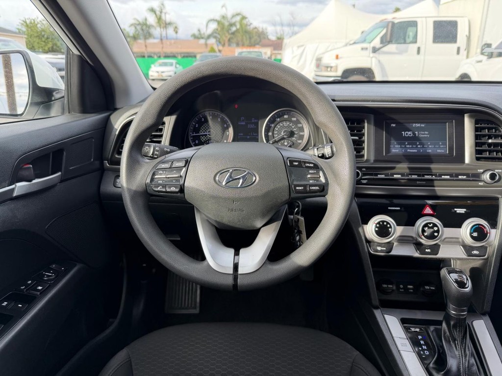 Hyundai Elantra Vehicle Full-screen Gallery Image 26