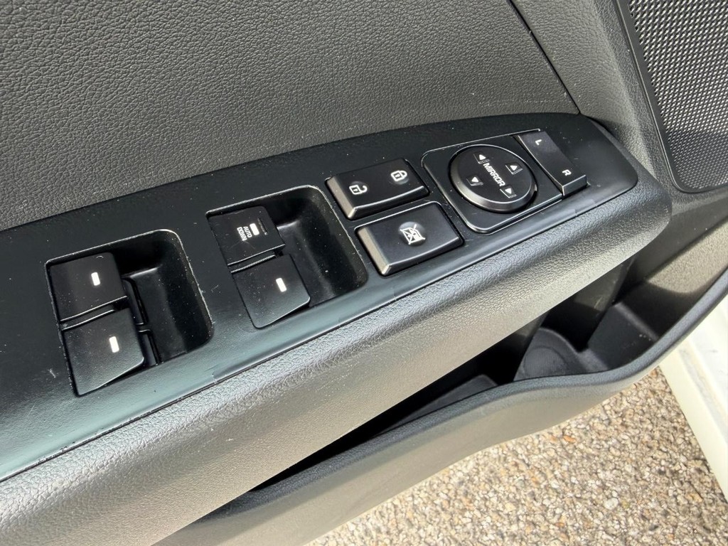 Hyundai Elantra Vehicle Full-screen Gallery Image 30