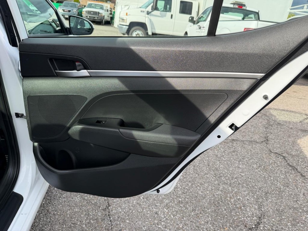 Hyundai Elantra Vehicle Full-screen Gallery Image 31