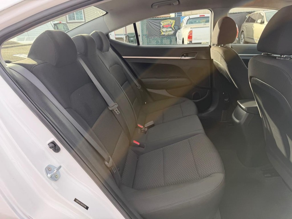 Hyundai Elantra Vehicle Full-screen Gallery Image 32