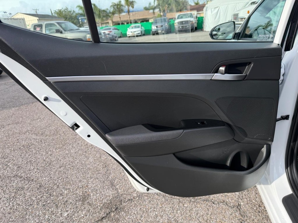 Hyundai Elantra Vehicle Full-screen Gallery Image 33