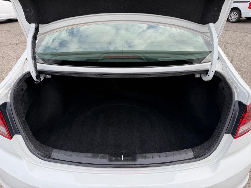 Hyundai Elantra Vehicle Full-screen Gallery Image 36