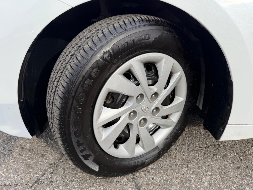 Hyundai Elantra Vehicle Full-screen Gallery Image 37