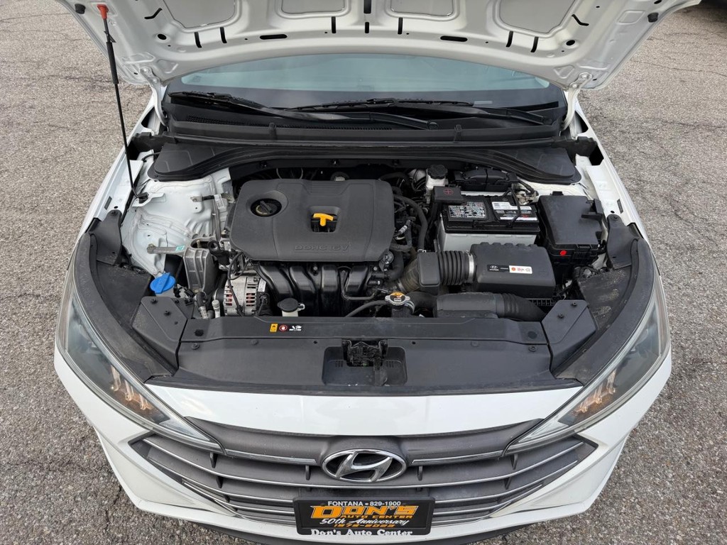 Hyundai Elantra Vehicle Full-screen Gallery Image 38