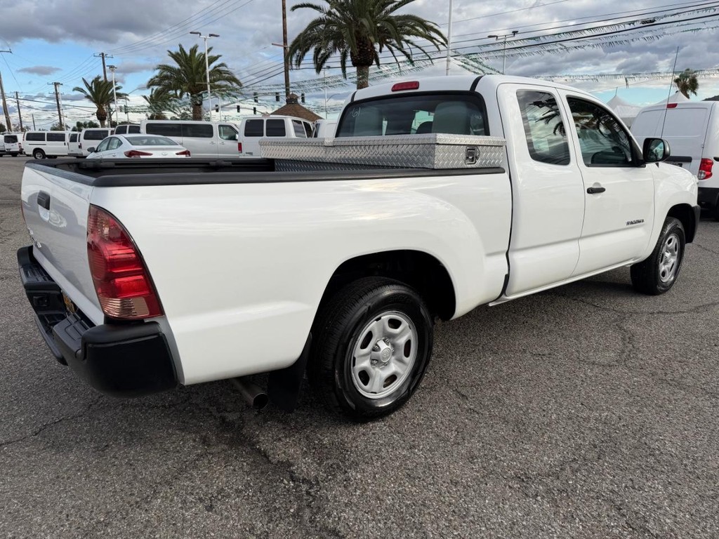 Toyota Tacoma Vehicle Full-screen Gallery Image 06