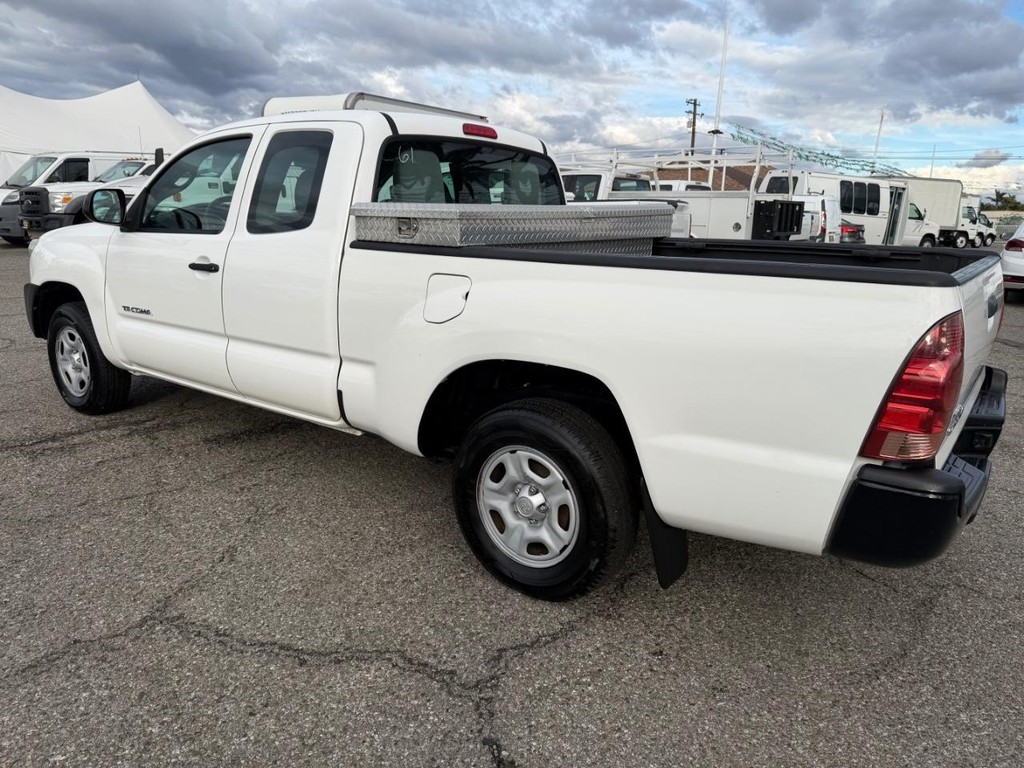 Toyota Tacoma Vehicle Full-screen Gallery Image 09